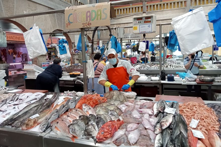 Mostrador de pescados y mariscos en el mercado de Pontevedra